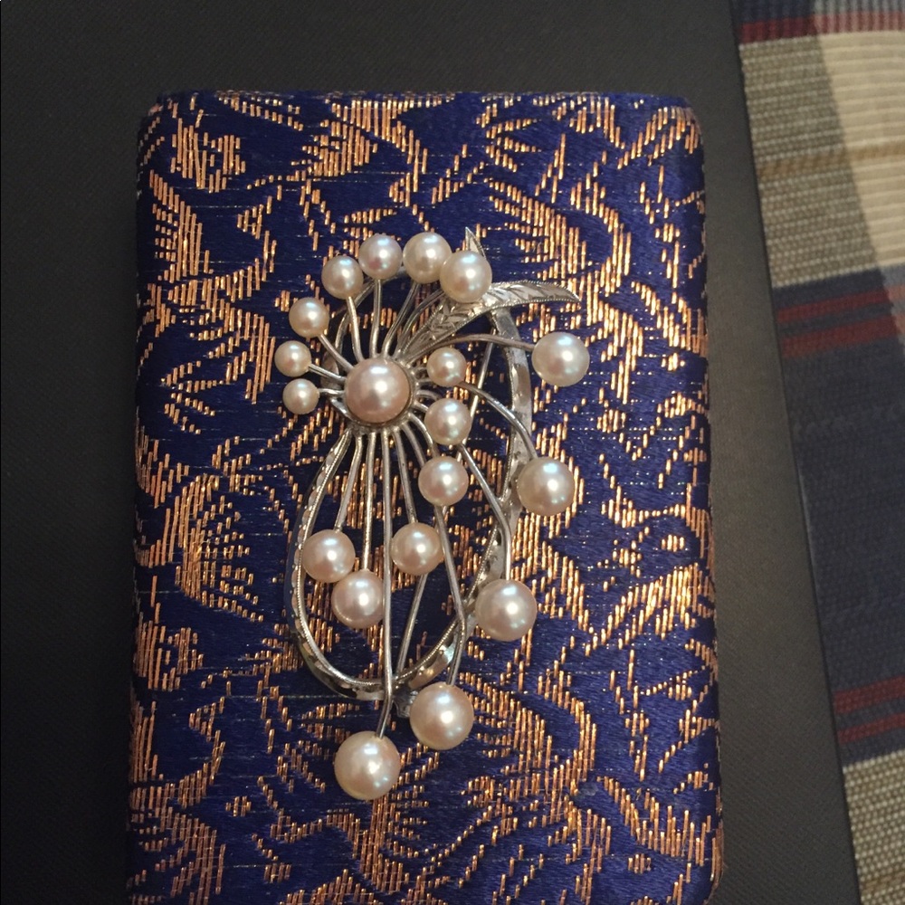 Silver freeform pearl brooch